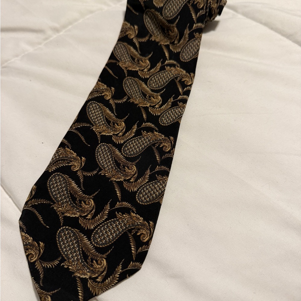 Metropolitan Museum of Art Luxurious Black and Gold Paisley Silk Tie